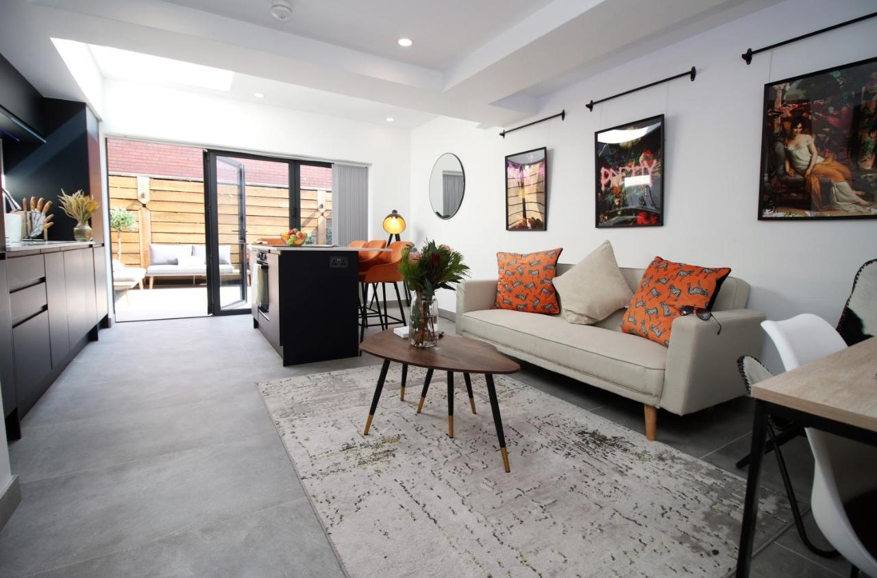 New Spacious 2 Bed Getaway - Private Courtyard! - Underfloor Heating Cardiff Kültér fotó