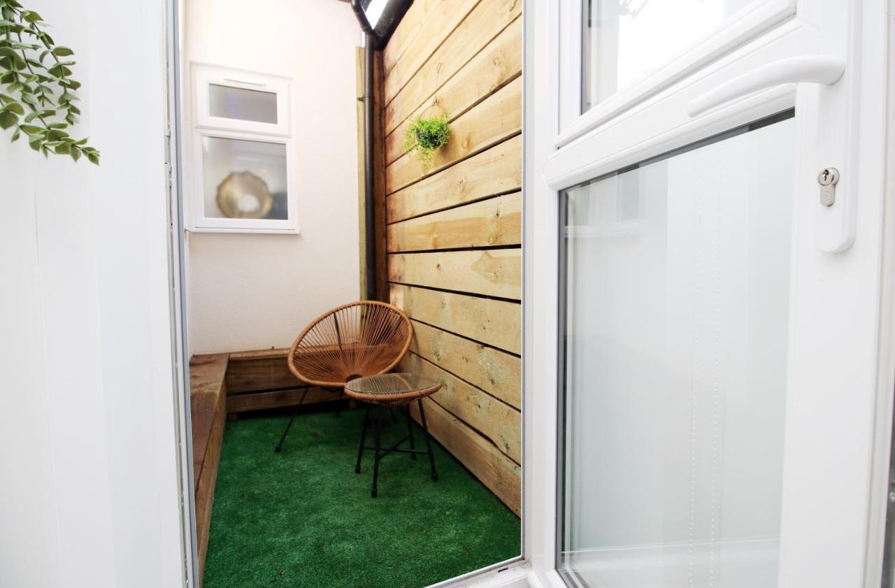 New Spacious 2 Bed Getaway - Private Courtyard! - Underfloor Heating Cardiff Kültér fotó