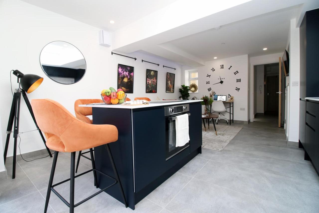 New Spacious 2 Bed Getaway - Private Courtyard! - Underfloor Heating Cardiff Kültér fotó
