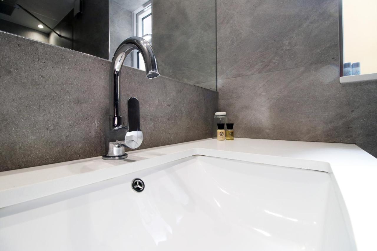 New Spacious 2 Bed Getaway - Private Courtyard! - Underfloor Heating Cardiff Kültér fotó